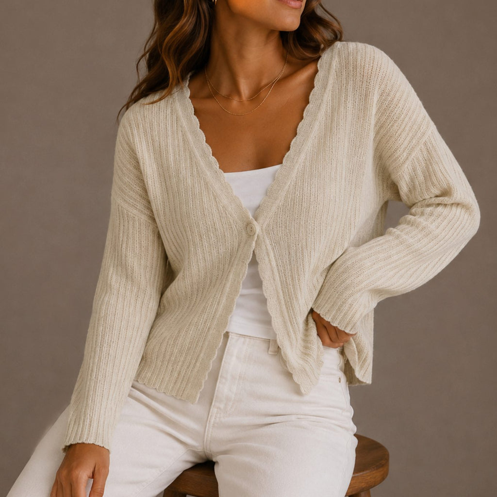 Chaqueta de punto festoneada disponible en varios colores