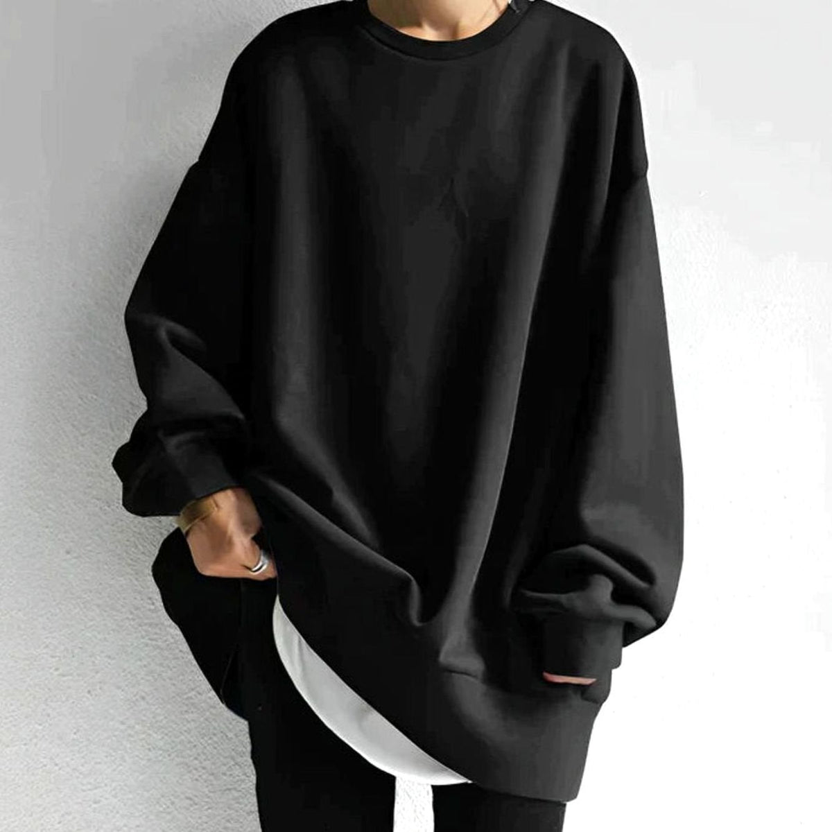 Jersey túnica oversize de mujer en color negro con cuello redondo y manga larga