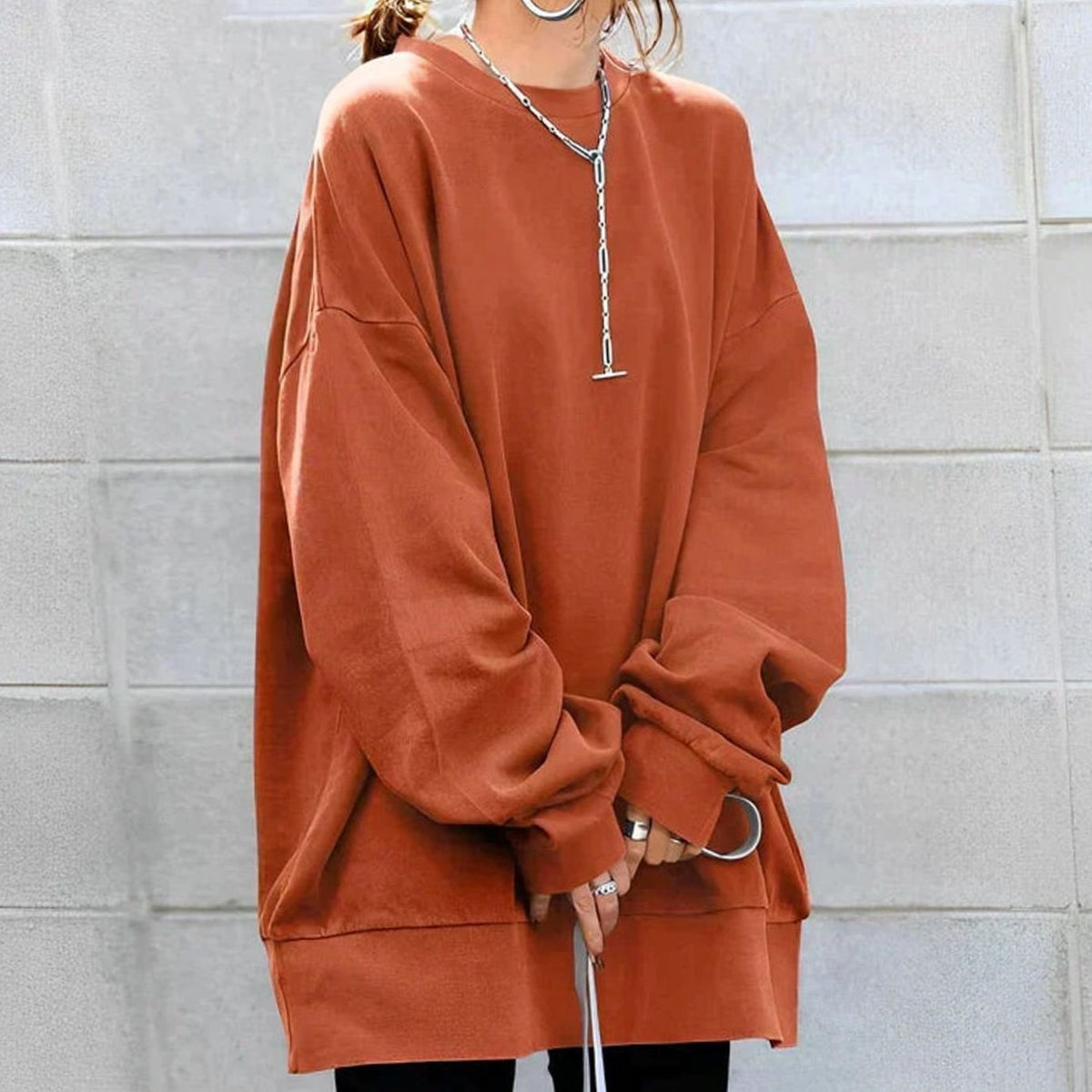 Jersey túnica oversize combinado con pantalones anchos y botines para un look casual