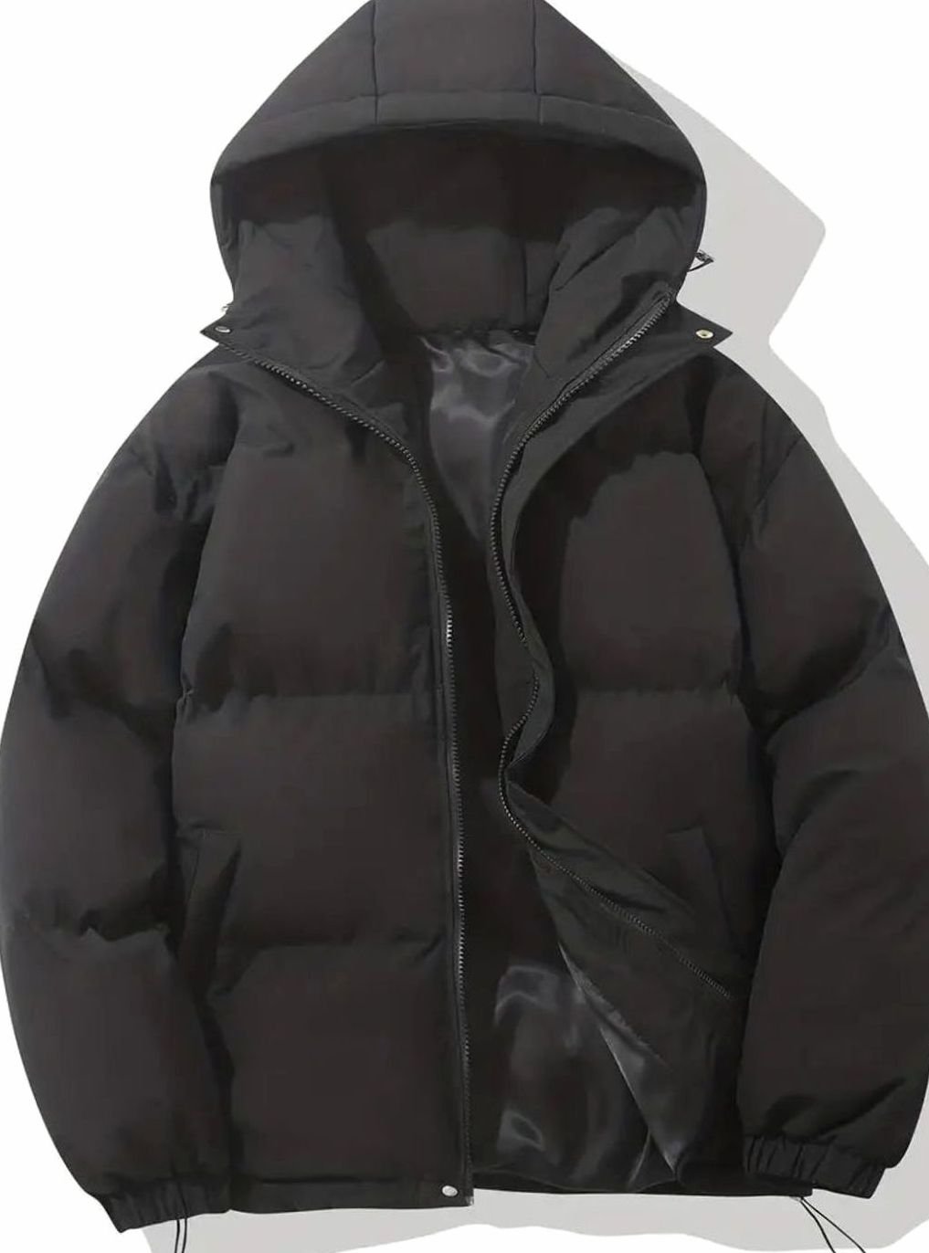 Detalle de la capucha fija del chaquetón acolchado para mujer
