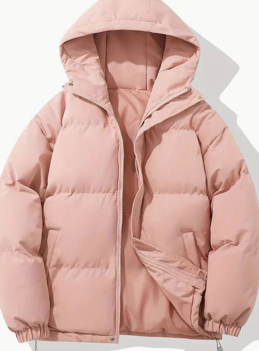 Chaquetón acolchado oversize combinado con vaqueros y botas
