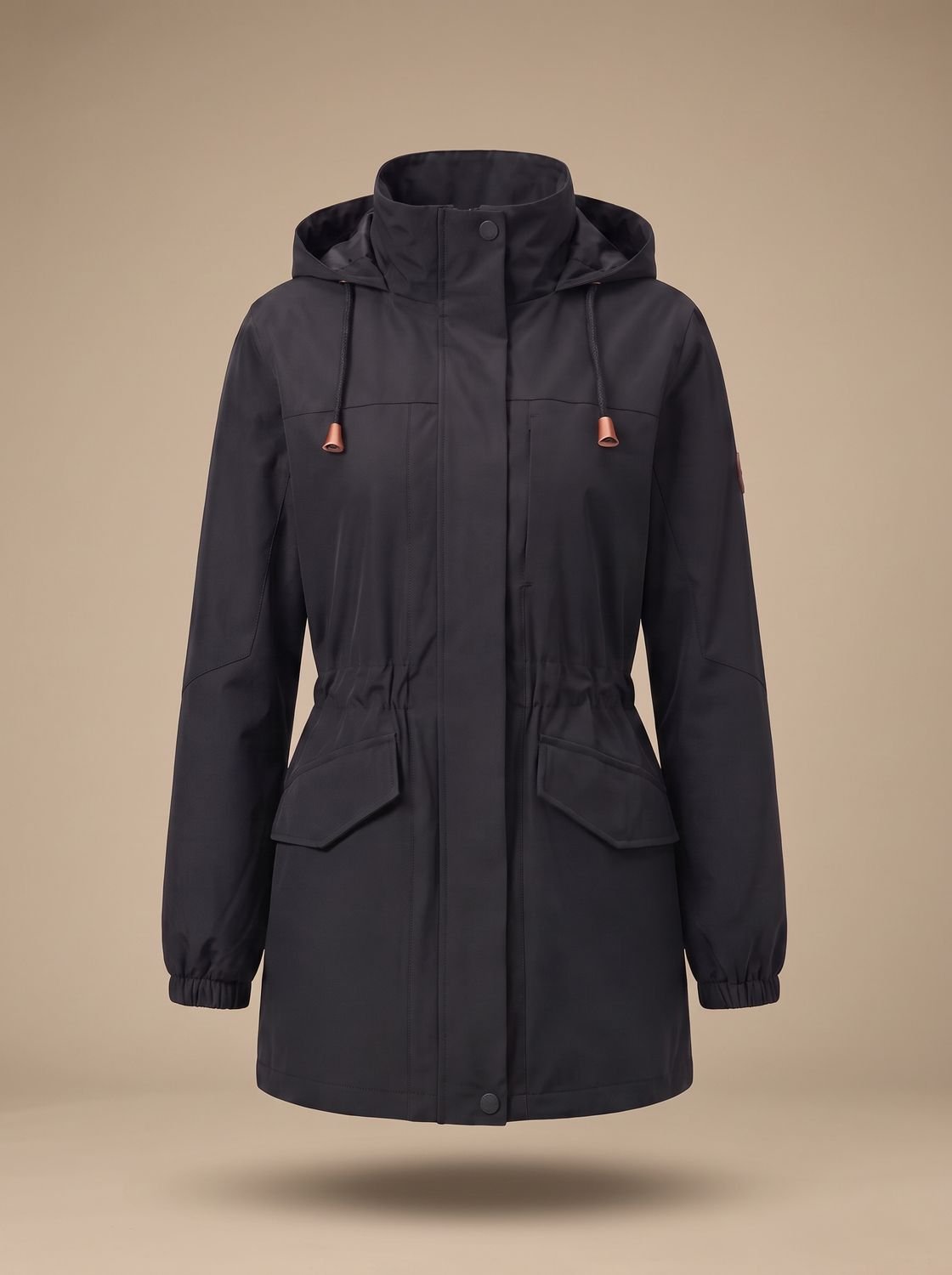 Parka con capucha combinada con look casual urbano