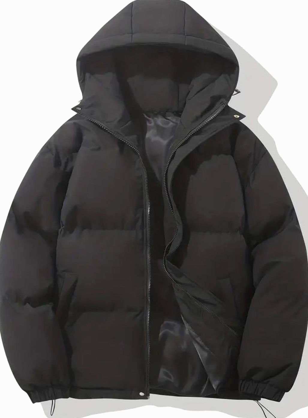Detalle de la capucha fija con cordón ajustable de la chaqueta BRIVELLA