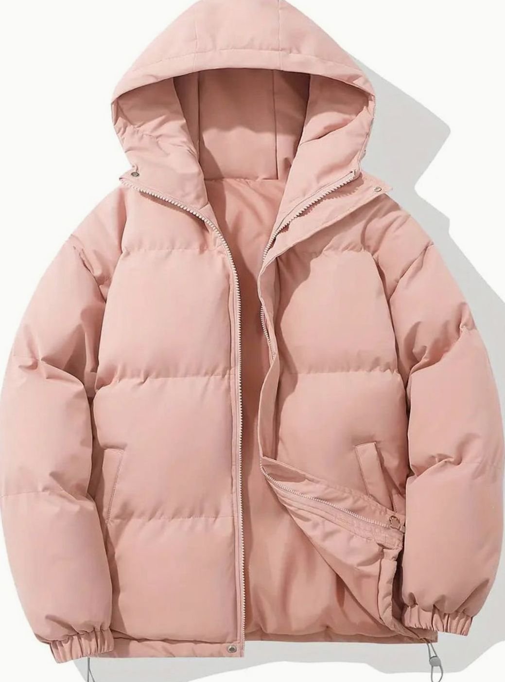 Mujer luciendo la chaqueta acolchada con capucha en look casual de invierno