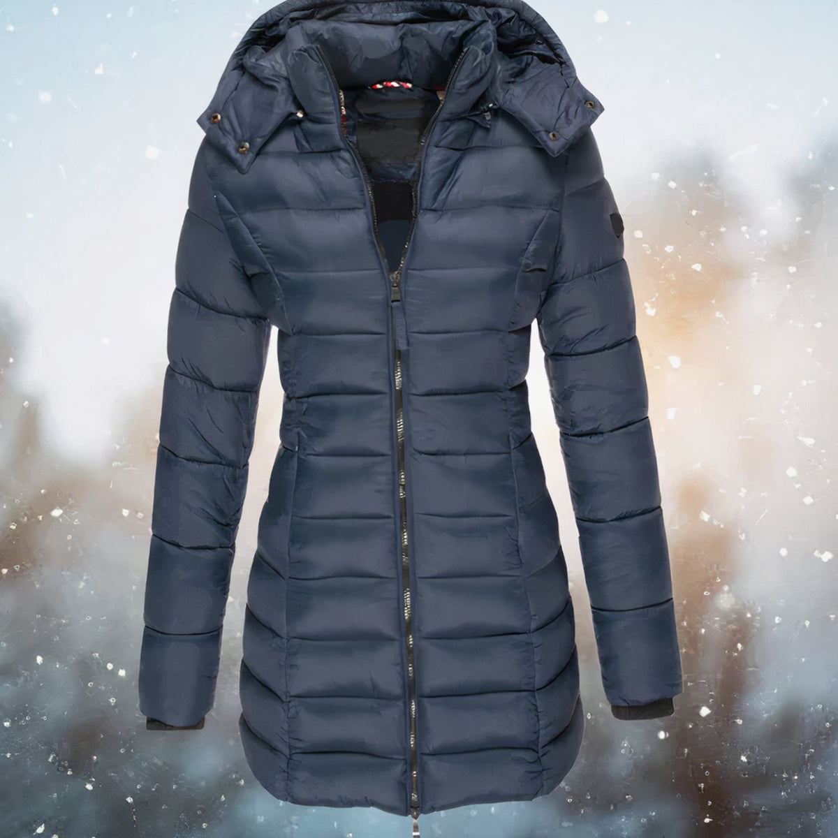 Mujer con abrigo largo acolchado con capucha desmontable, estilo invierno entallado