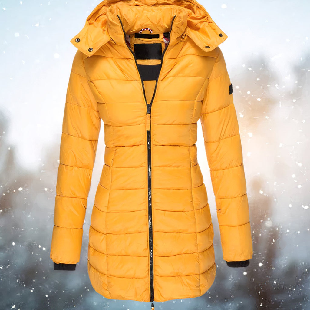 Detalle de la cremallera y el acolchado del abrigo largo puffer para mujer