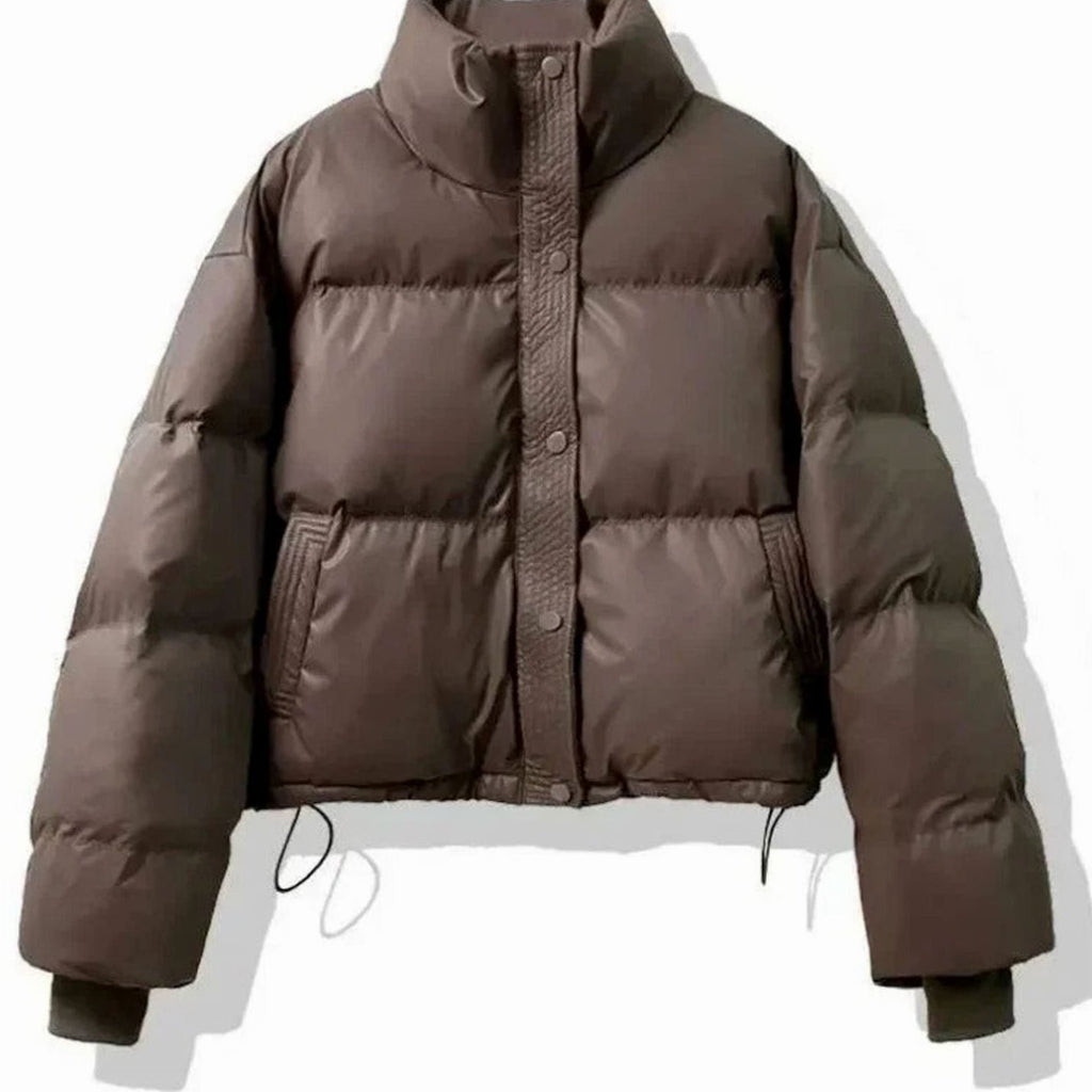 Vista frontal de la chaqueta corta acolchada combinada con vaqueros