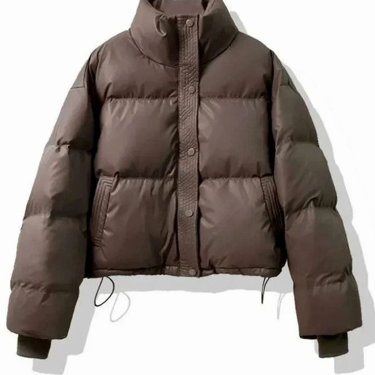 Vista frontal de la chaqueta corta acolchada combinada con vaqueros