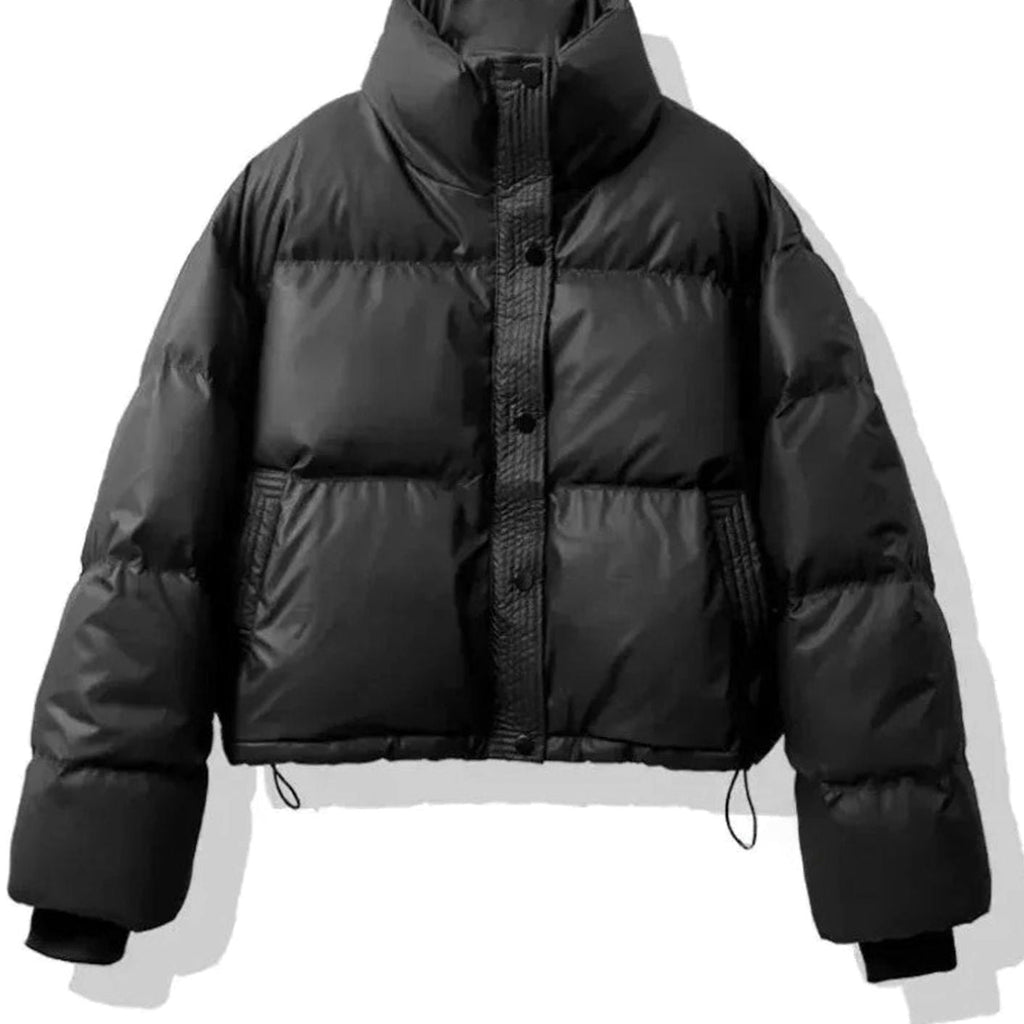 Chaqueta corta acolchada de PU en color negro sobre fondo neutro