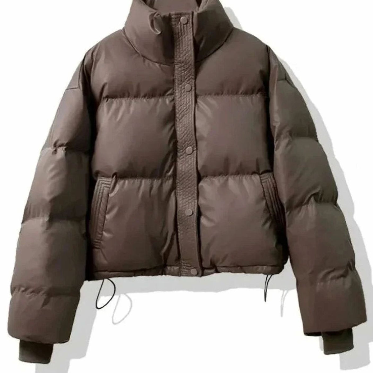 Detalle de la textura acolchada y el acabado en PU de la chaqueta