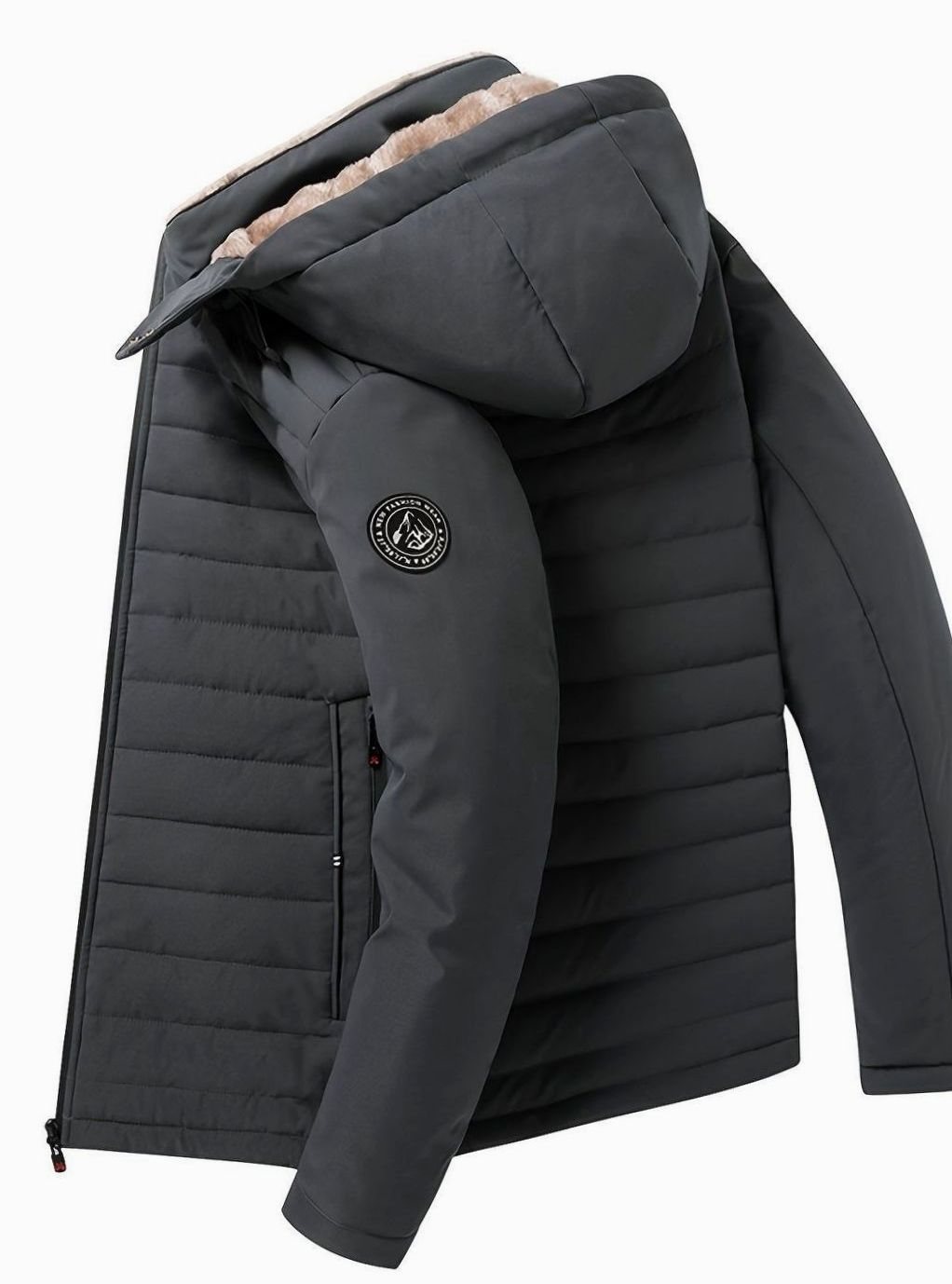 Modelo luciendo la chaqueta BRUMESKA con la capucha levantada