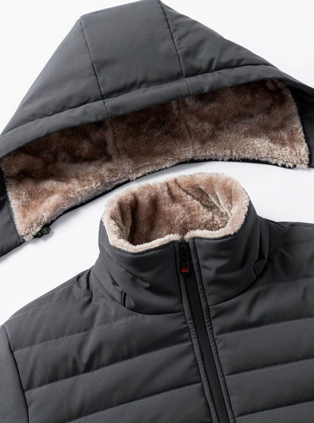 Chaqueta BRUMESKA en color gris colgada mostrando el corte relajado