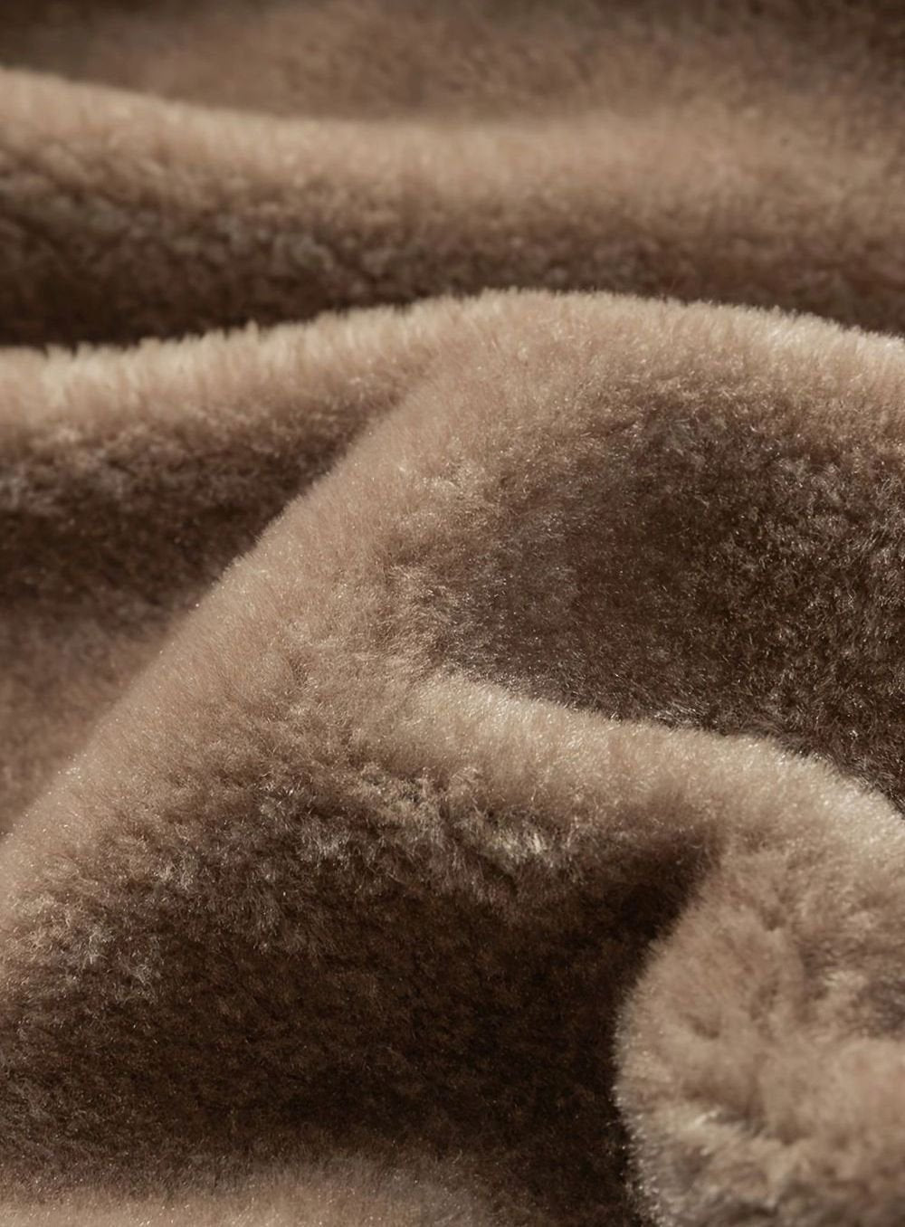 Vista trasera de la chaqueta acolchada con capucha BRUMESKA