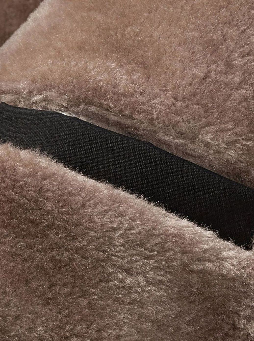 Detalle de los botones de ajuste en el cuello de la chaqueta BRUMESKA