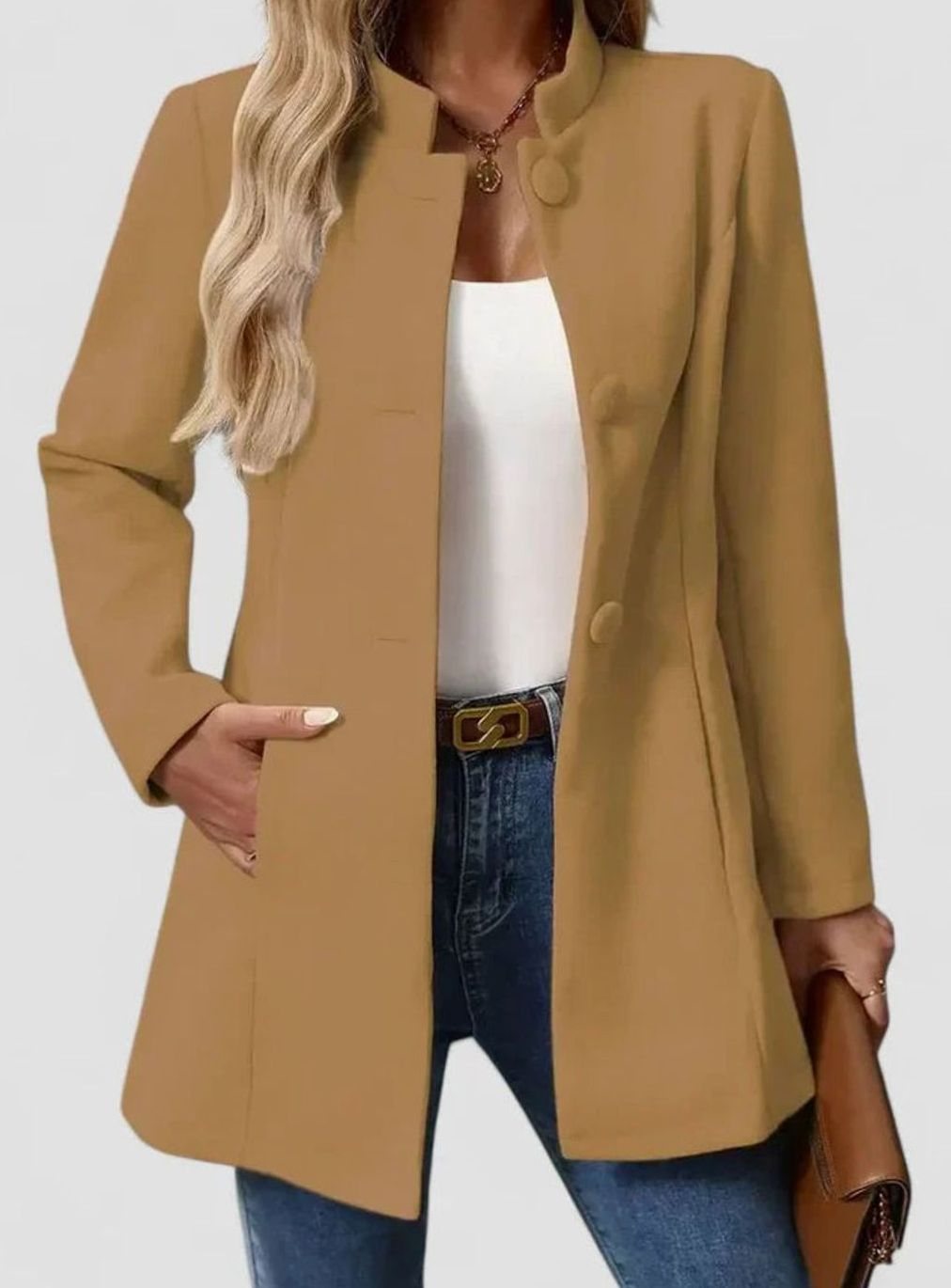 Chaqueta de mujer con cuello mao y botonadura frontal en look de oficina