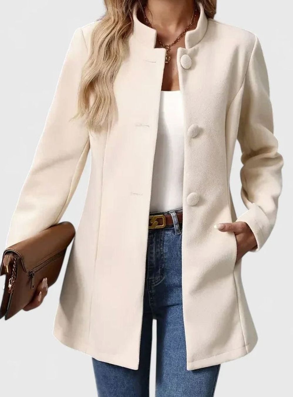 Chaqueta de mujer combinada con vaqueros para un look smart casual