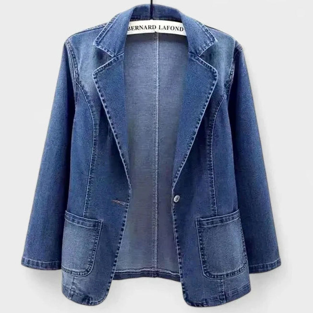 Chaqueta blazer vaquera de corte recto para mujer, vista frontal con cierre de un botón
