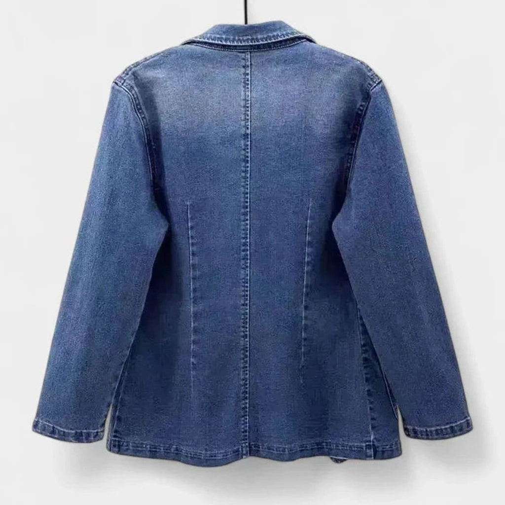 Detalle de bolsillos de parche y solapas de la blazer vaquera ESTELVARA