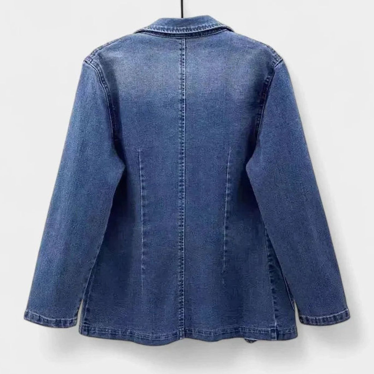 Detalle de bolsillos de parche y solapas de la blazer vaquera ESTELVARA