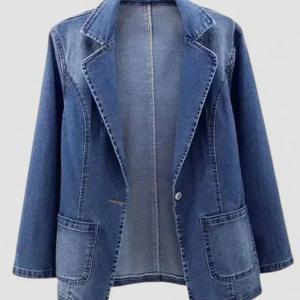 Mujer luciendo la chaqueta blazer vaquera denim en un look casual-chic