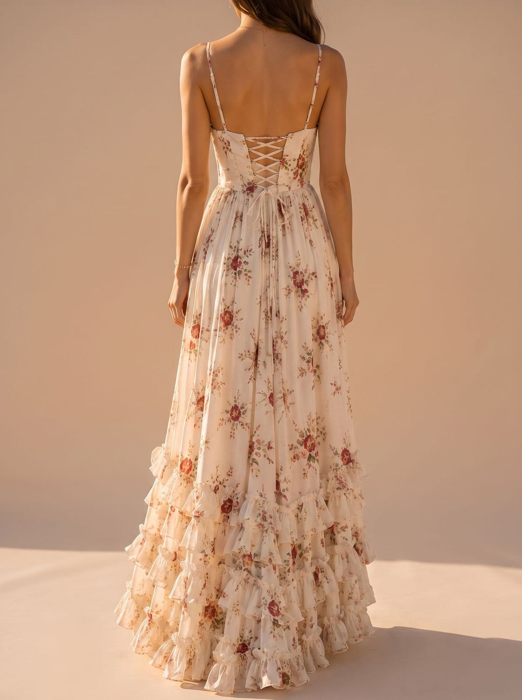 Detalle del cuerpo corsé y tirantes finos del vestido floral Alaia