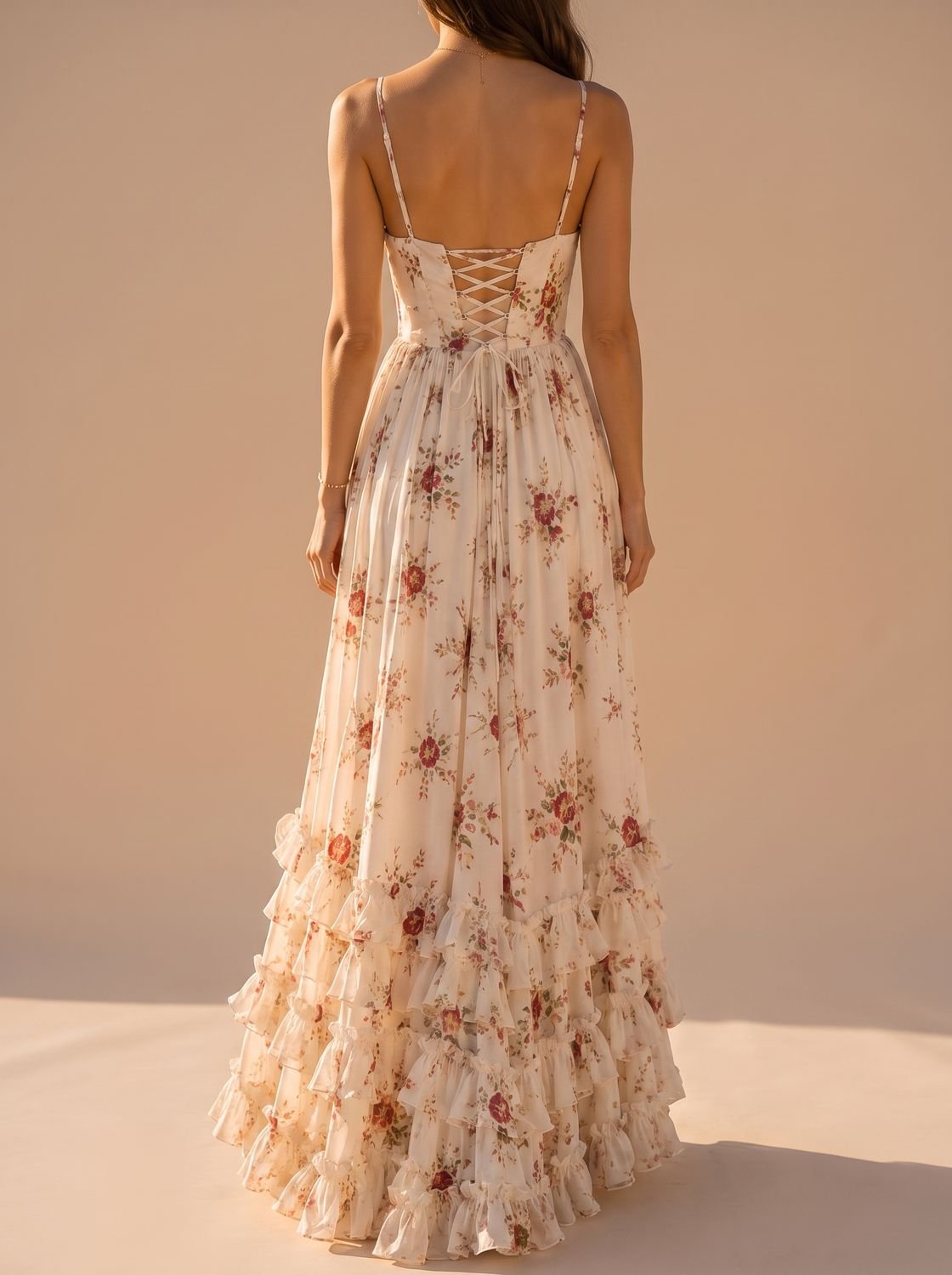 Detalle del cuerpo corsé y tirantes finos del vestido floral Alaia