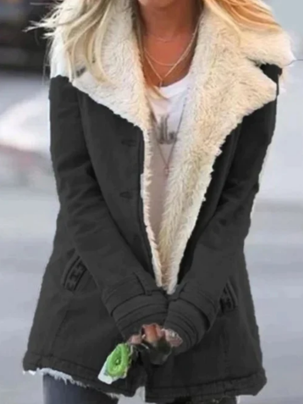 Mujer con chaqueta térmica Nora en color negro para invierno