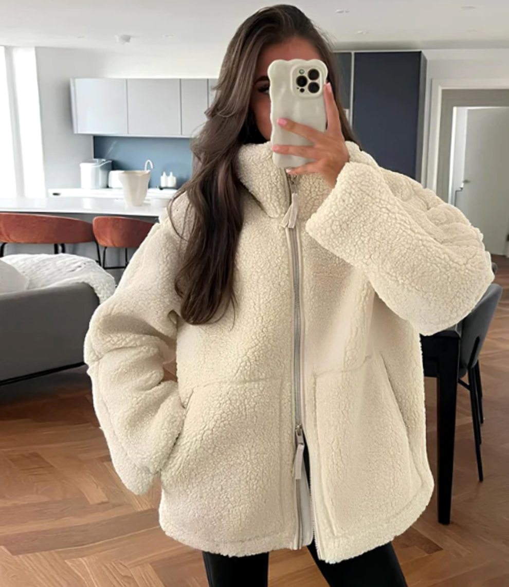 Mujer con chaqueta de borreguito FROSTELLA con cremallera y cuello alto