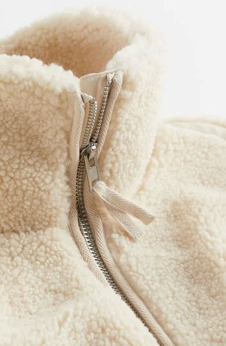 Detalle del cuello alto y cremallera de la chaqueta de borreguito FROSTELLA