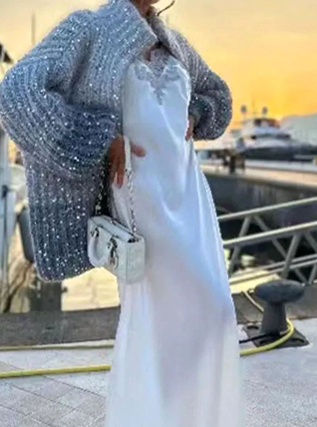 Cárdigan de punto con lentejuelas combinado con look casual de entretiempo