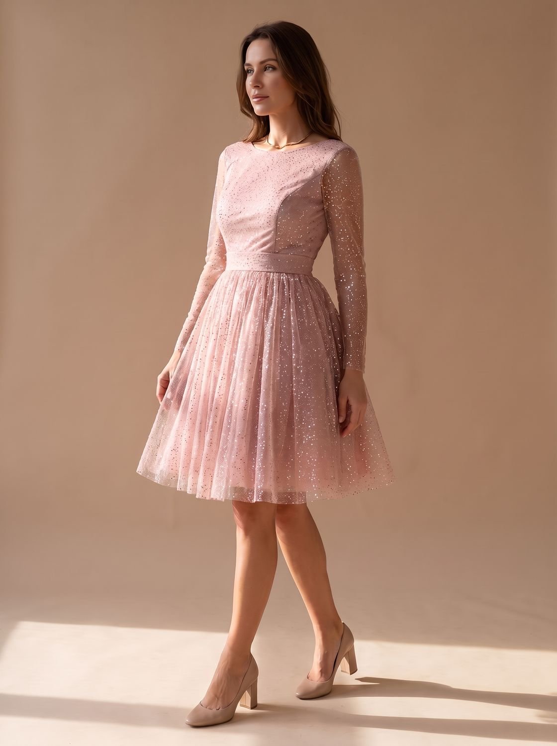 Espalda del vestido de tul con glitter y mangas largas semitransparentes