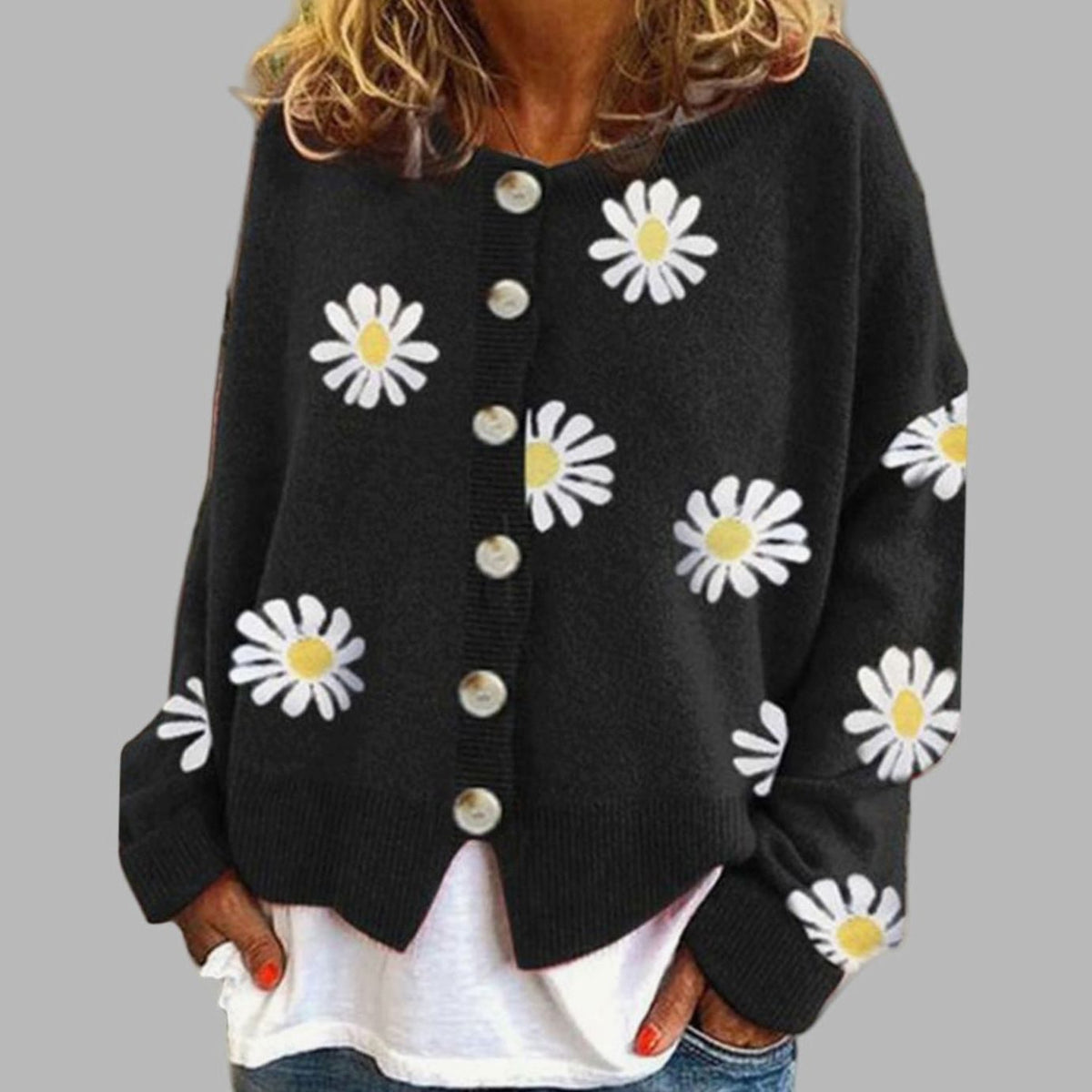Mujer luciendo cárdigan floral abierto sobre camiseta blanca
