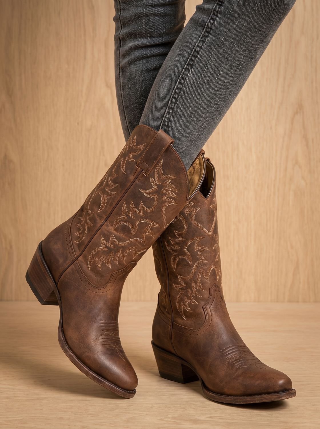 Botas camperas mujer con bordado tono sobre tono y tacón ancho, vista frontal