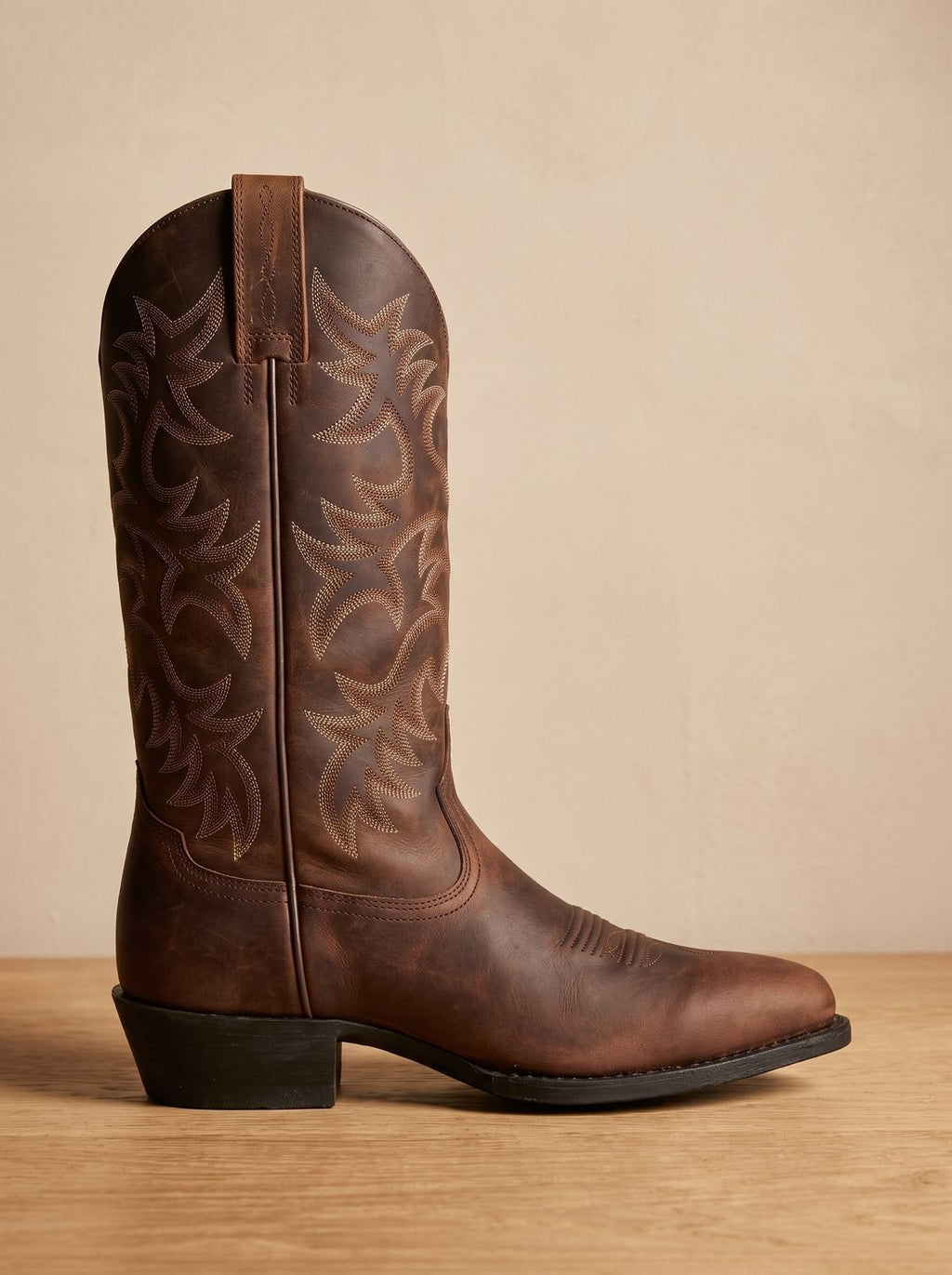 Vista trasera de botas cowboy con caña media y bordado