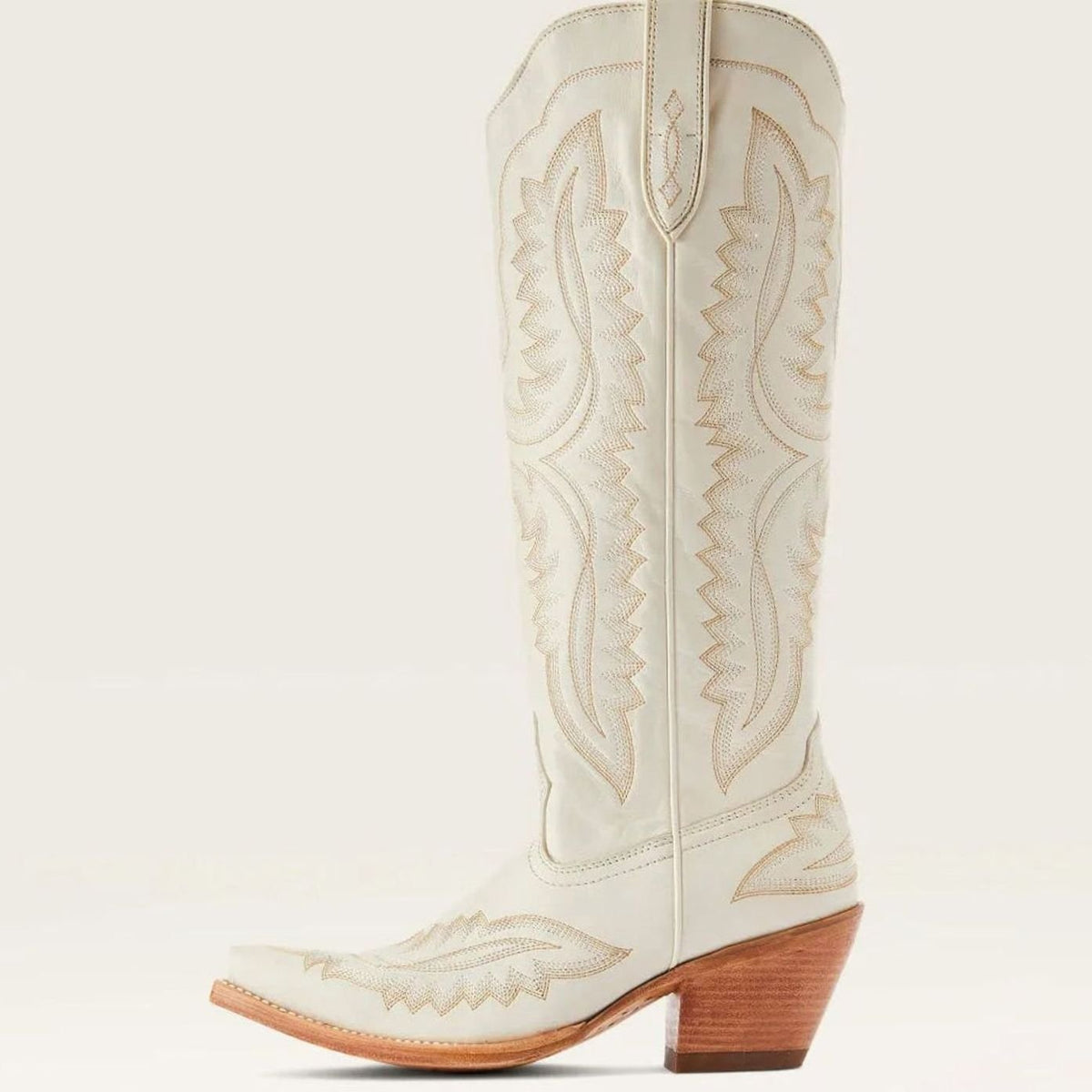 Botas altas bordadas de mujer sobre fondo neutro