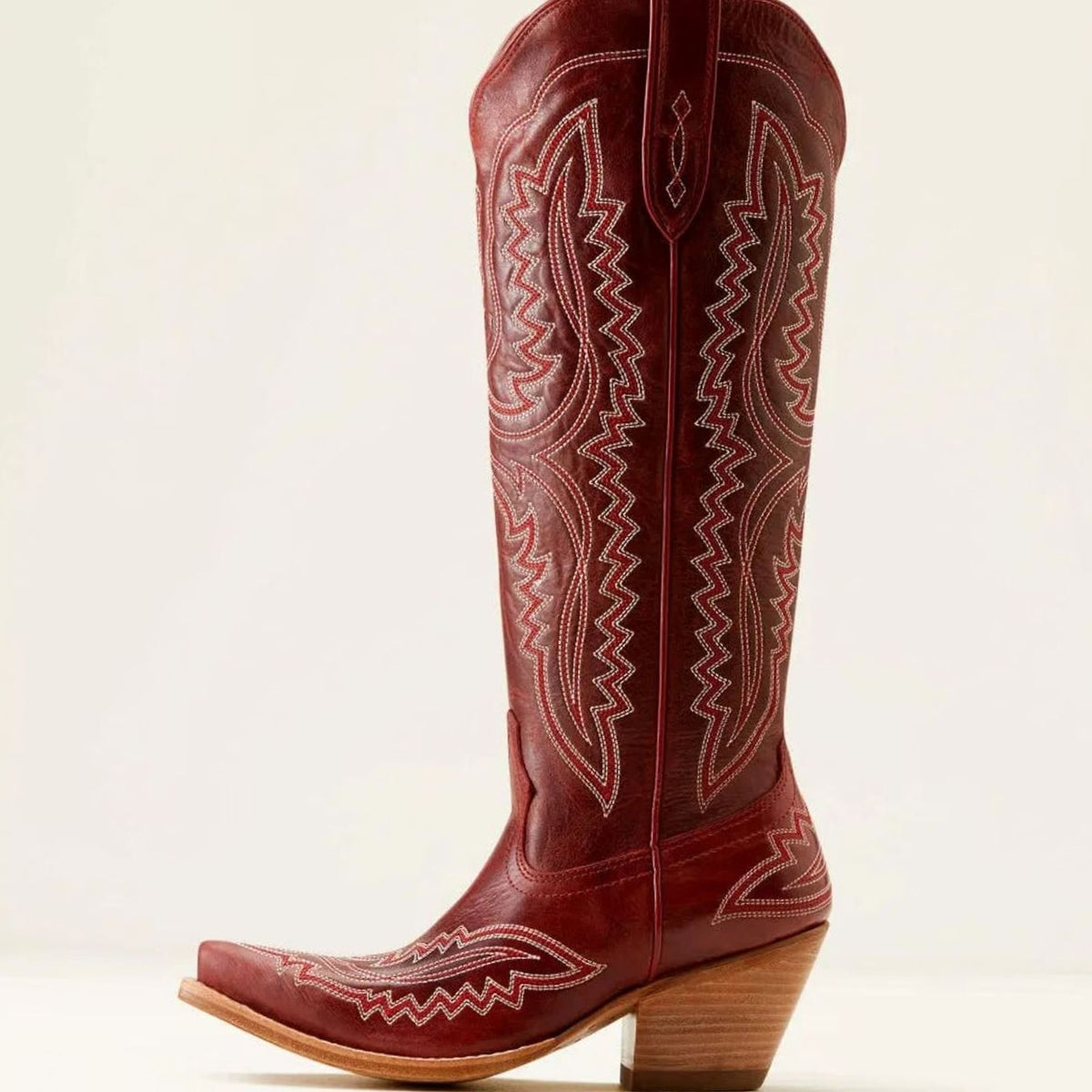 Botas altas con tacón cubano combinadas con falda vaquera