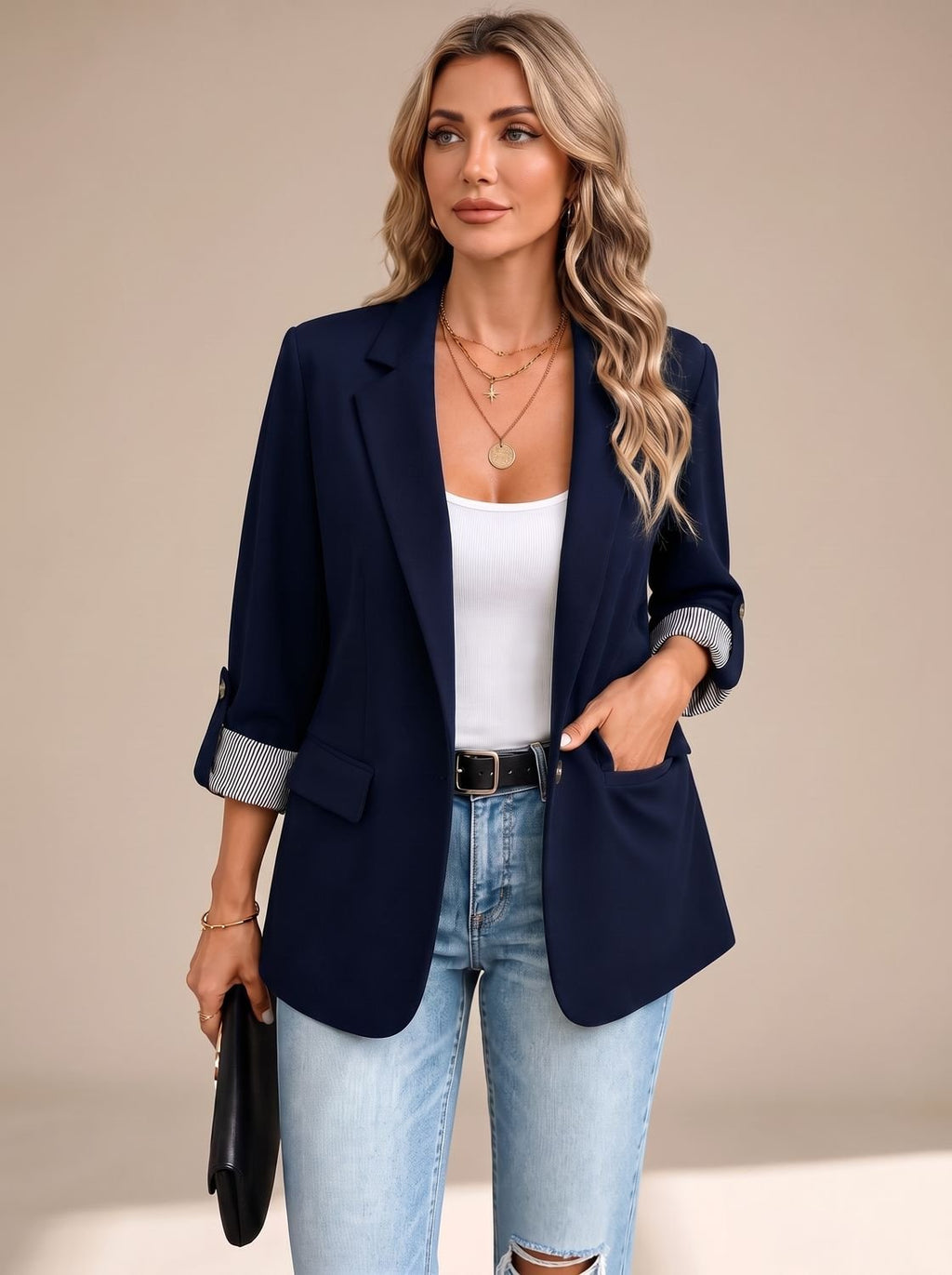 Vista frontal de la blazer entallada con mangas bajadas