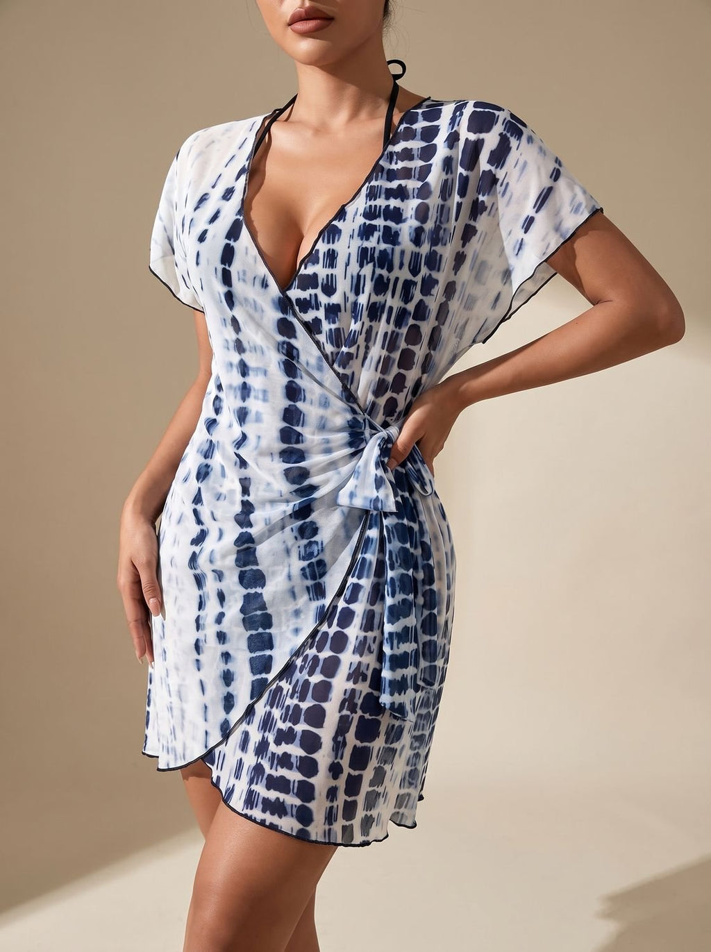 Espalda del vestido cover-up cruzado con estampado tie-dye