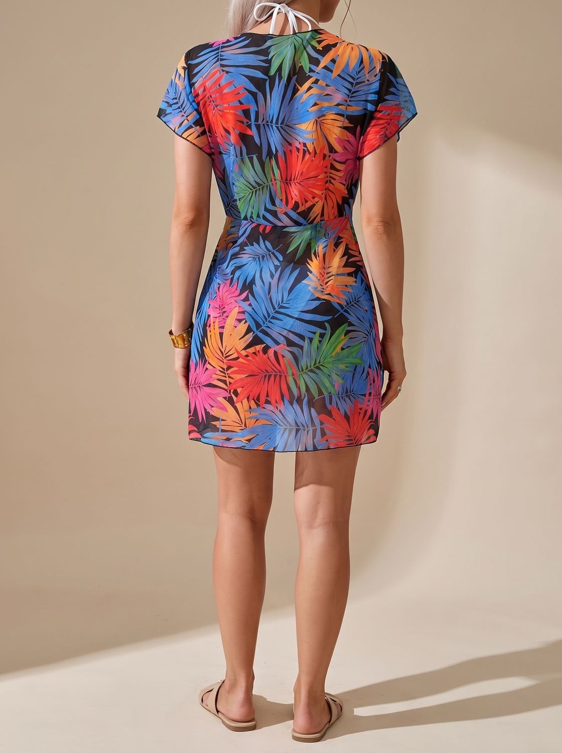 Detalle del escote cruzado del vestido cover-up tie-dye