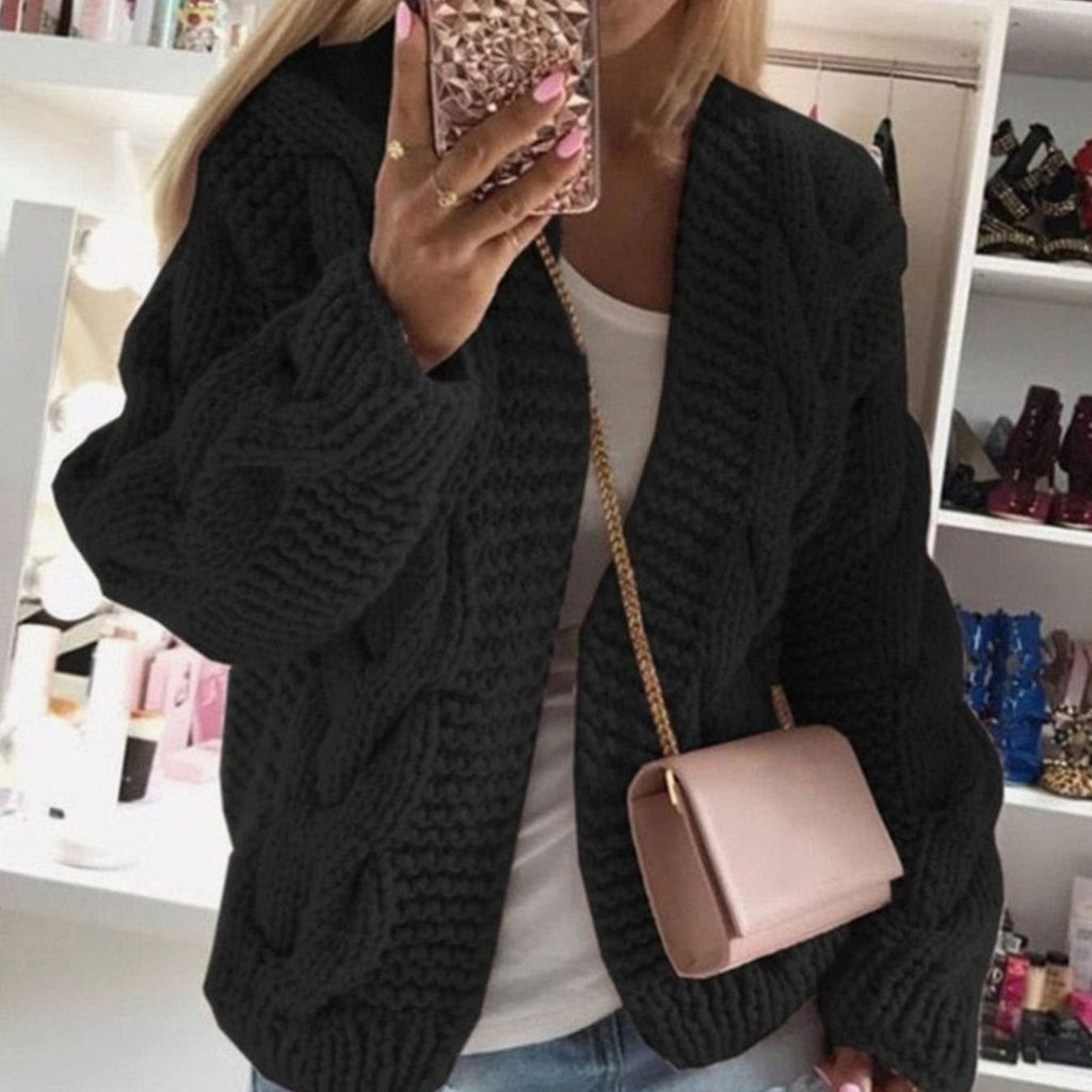 Mujer con cárdigan oversize de punto trenzado grueso en look casual de otoño