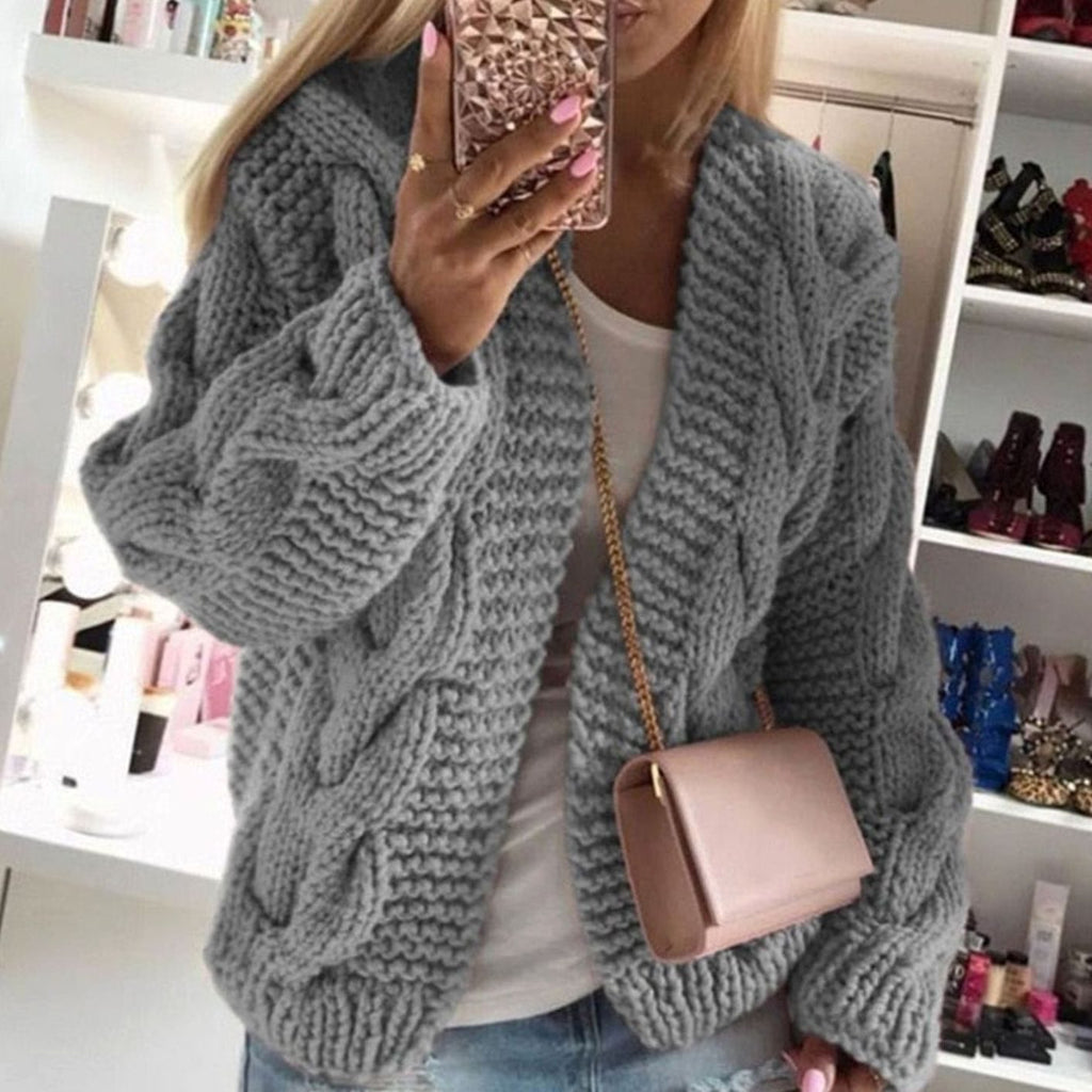 Cárdigan de punto grueso oversize combinado con camiseta y vaqueros