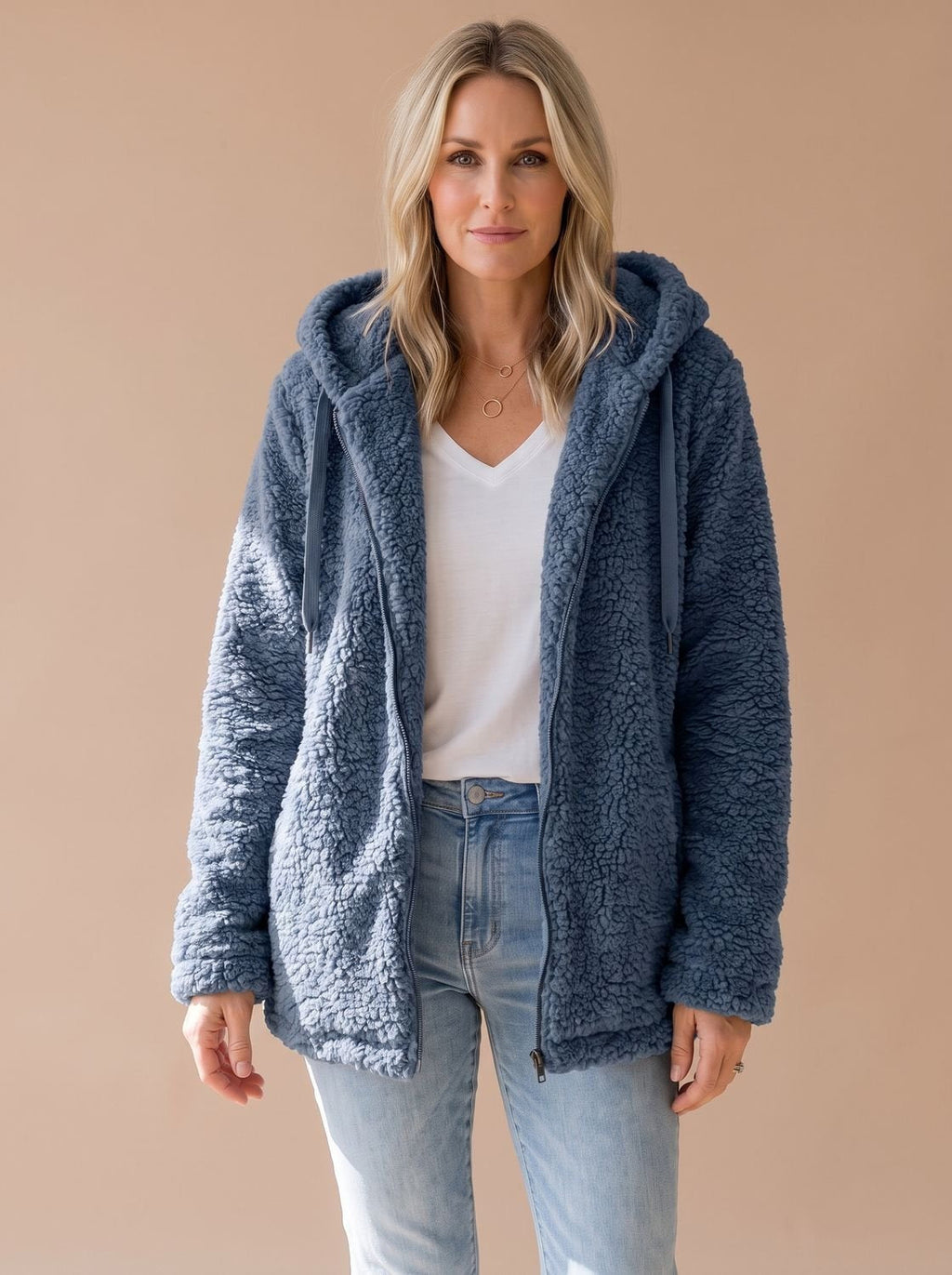 Abrigo de borreguito combinado con jeans y camiseta