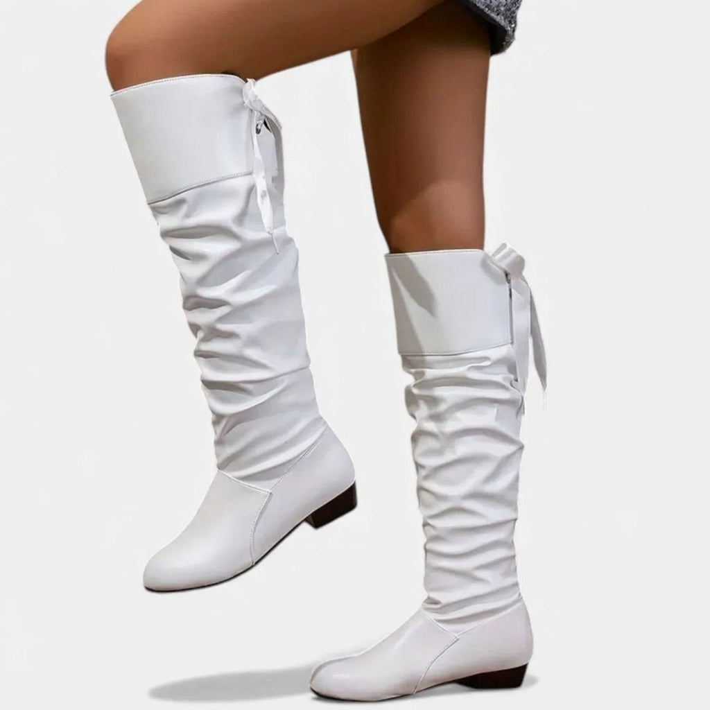 Detalle de la caña media caída del botín slouchy para mujer