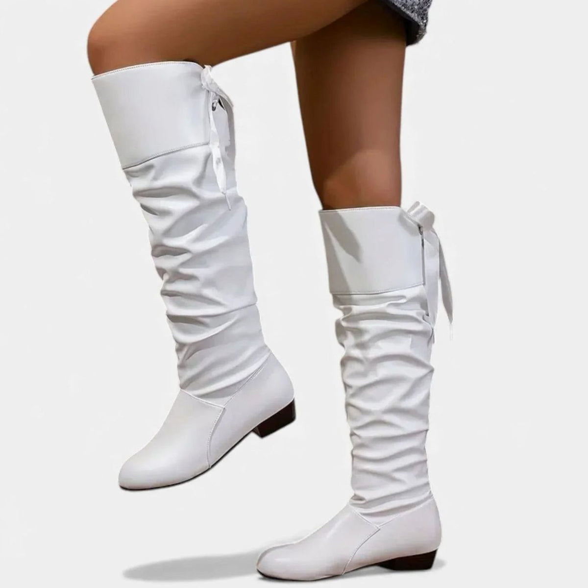 Detalle de la caña media caída del botín slouchy para mujer