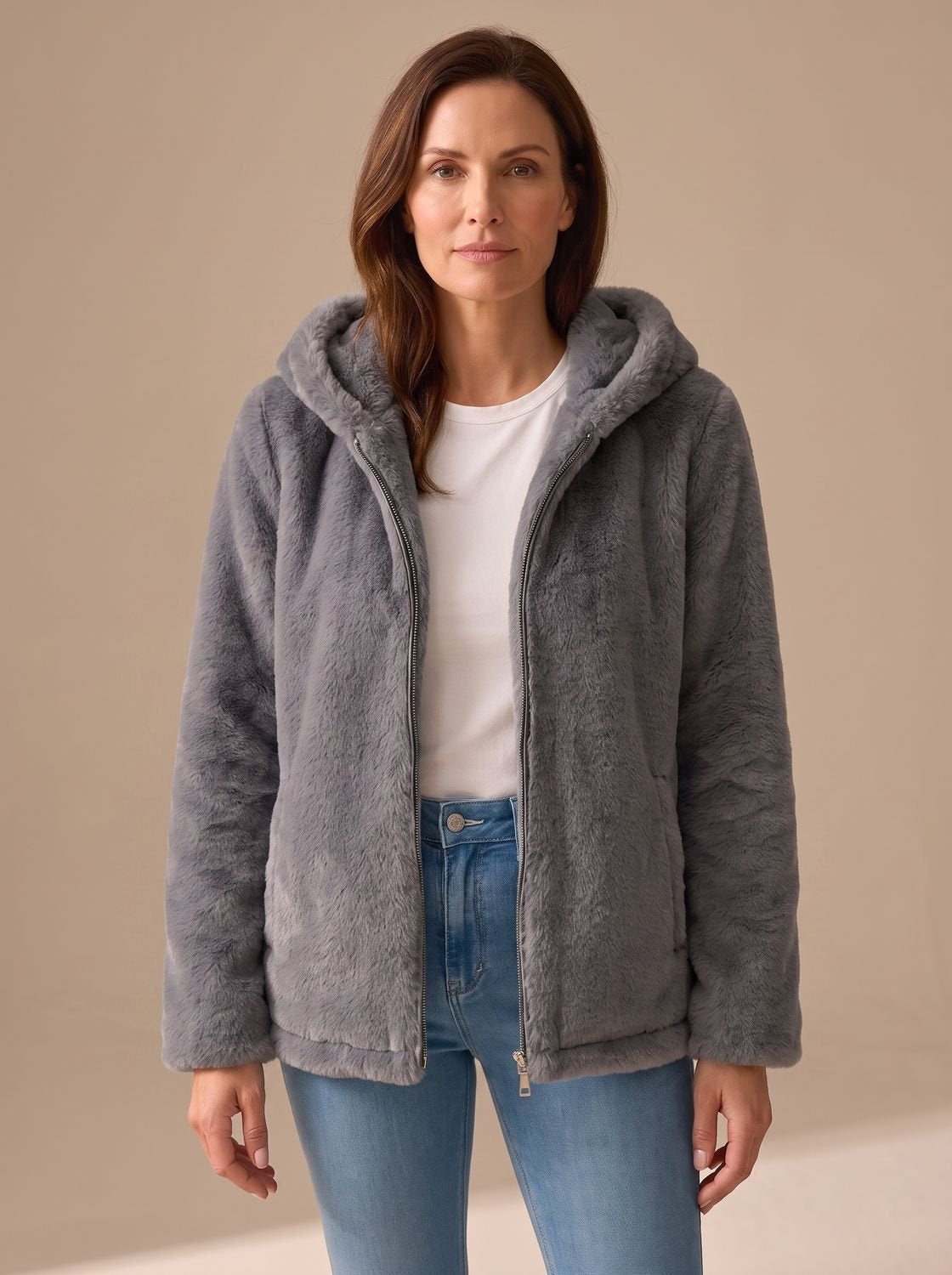 Detalle de la textura suave del abrigo teddy con capucha para mujer