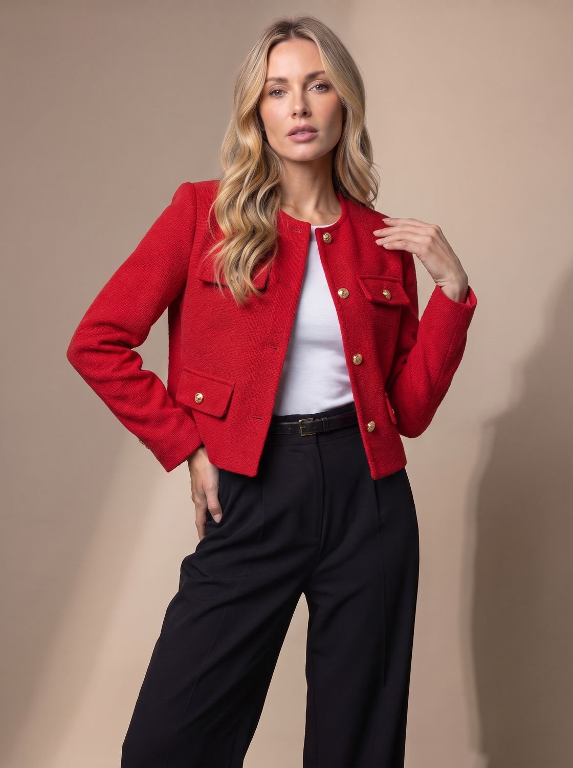 Blazer de tweed combinada con falda midi para un look elegante