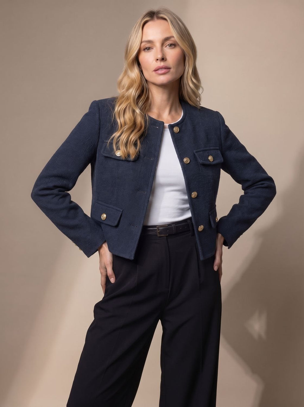 Bolsillo de solapa con botón dorado en la blazer de tweed