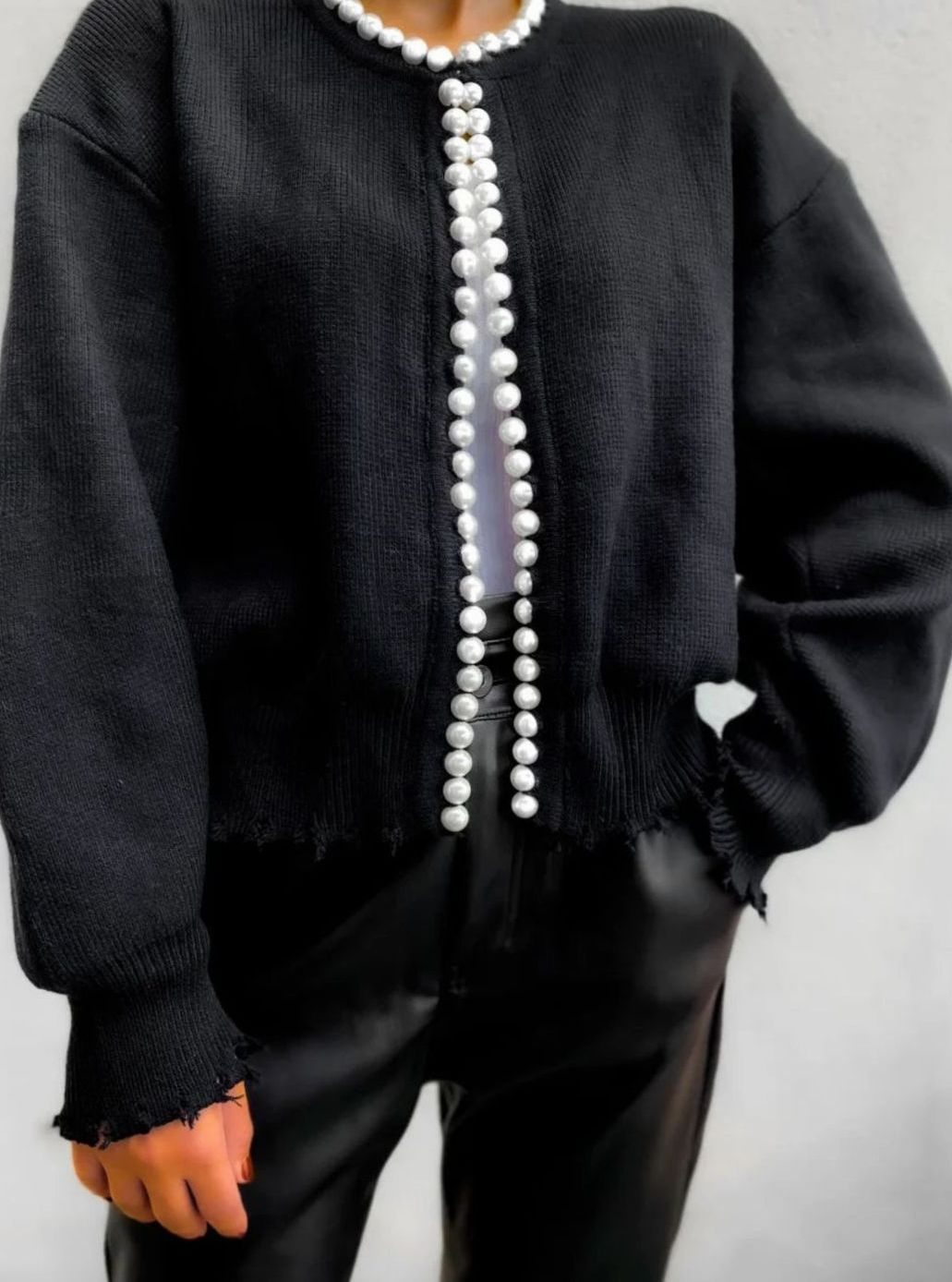 Detalle del ribete de perlas en el cárdigan de punto para mujer