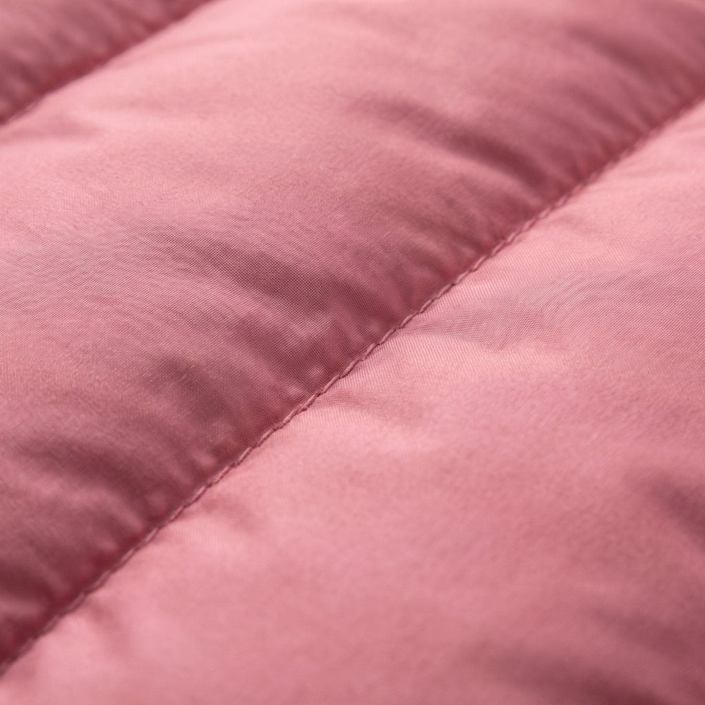 Chaqueta de plumón ligera colgada mostrando su silueta minimalista