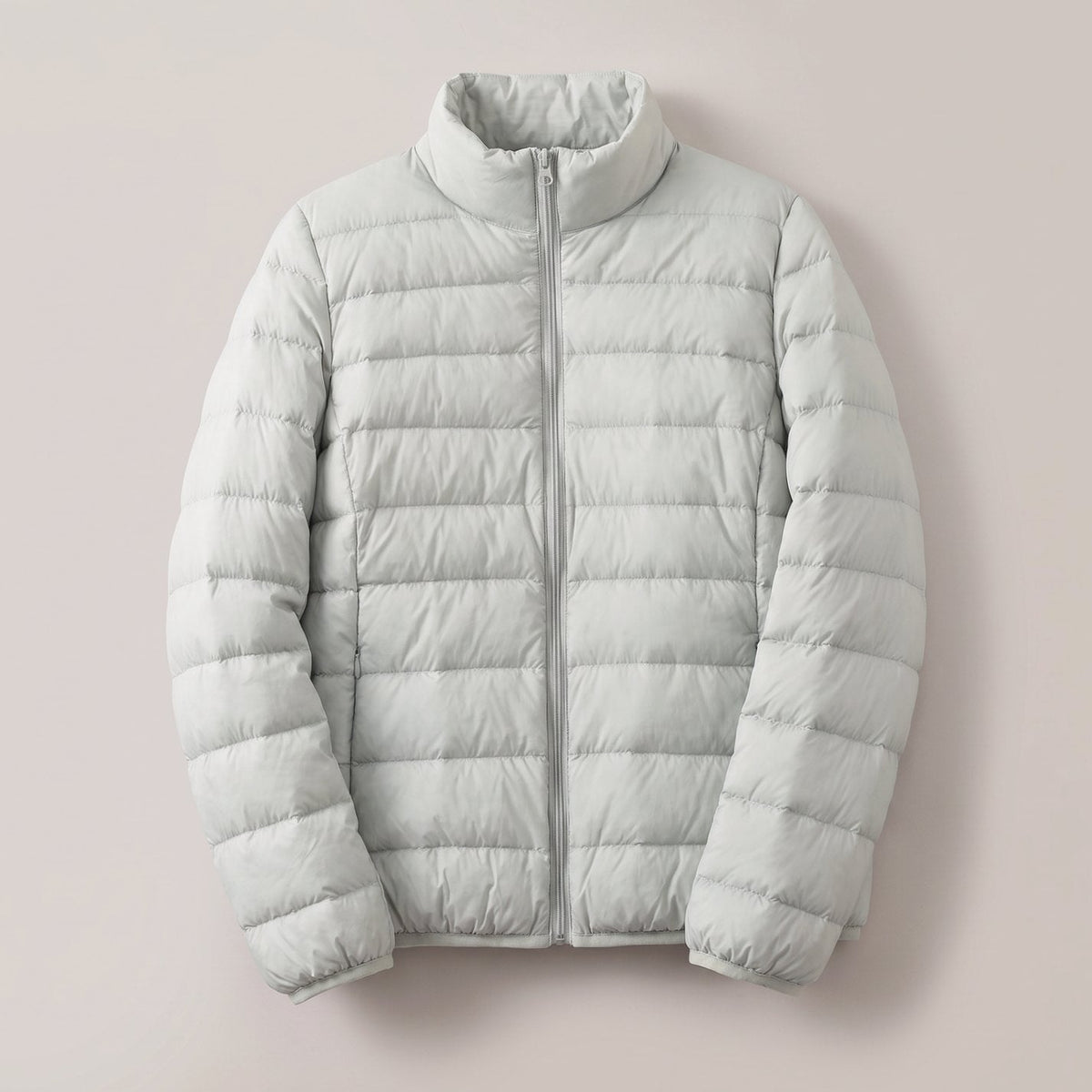 Detalle del acolchado y costuras de la chaqueta de plumón